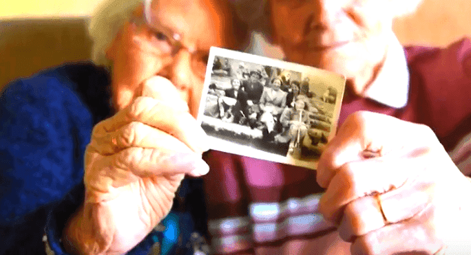 Eileen Gill and Nora Boardman share a picture of them as children.| Photo: YouTube/Caters Clips