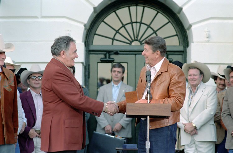 President Reagan presenting Congressional Gold medal to Louis L'Amour at Barbecue for Professional Rodeo Cowboys Association on South Lawn in 1983. | Photo: Wikimedia Commons