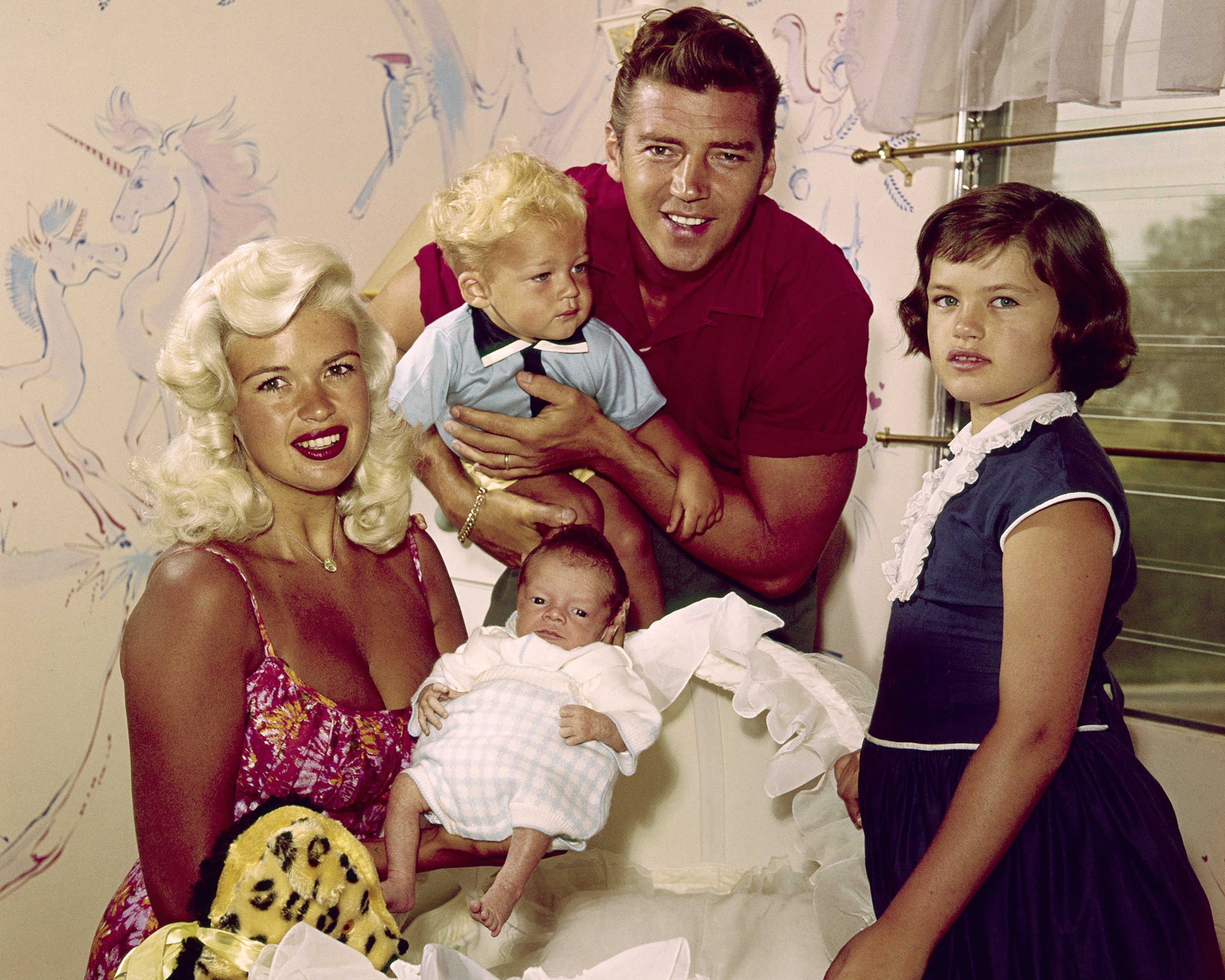 Jayne Mansfield, her husband Mickey Hargitay, and their children Jayne Marie, Miklos, and baby Zoltan in 1960 | Source: Getty Images