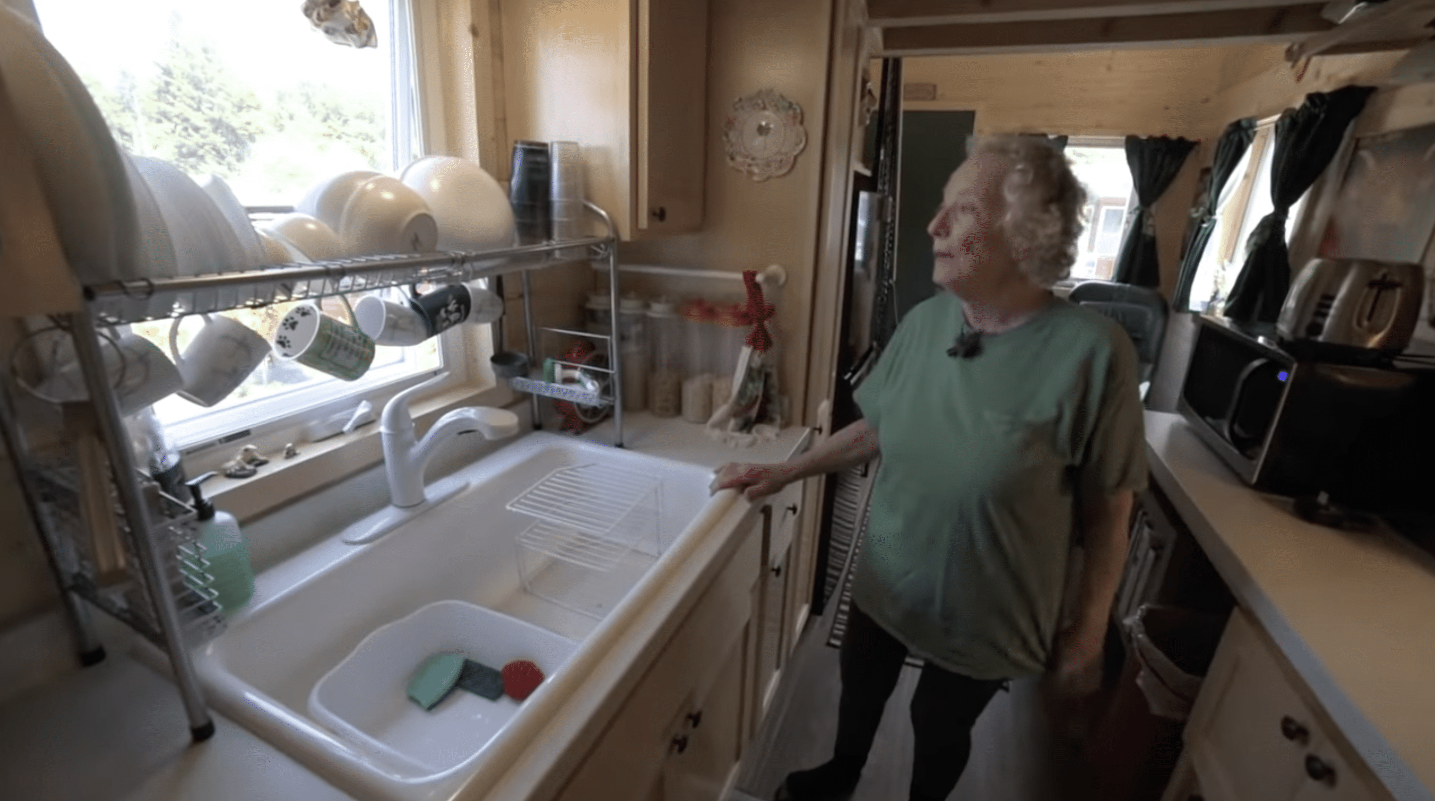 Penny shows her kitchen space. | Source: YouTube.com/TinyHomeTours