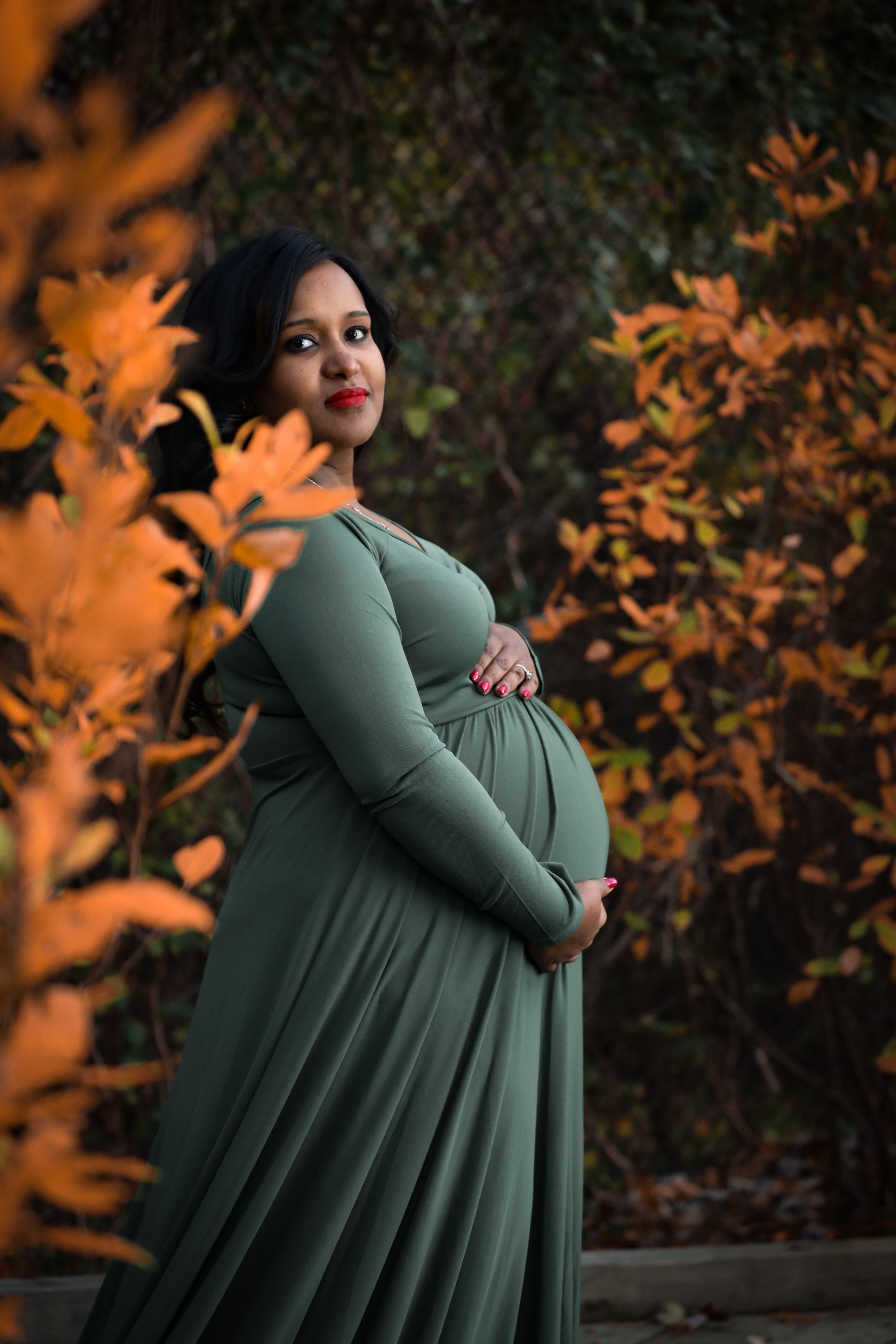 Ein selektives Fokusfoto der schwangeren Frau. | Quelle: Pexels