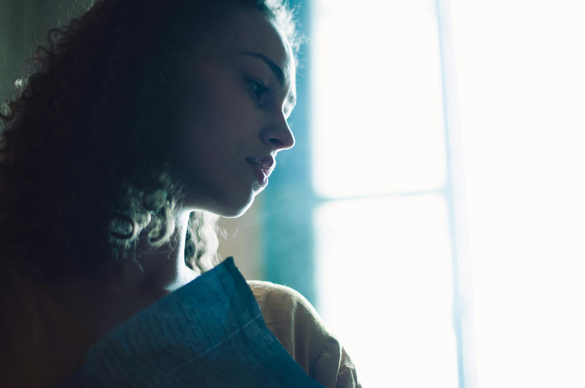 A woman looking down | Source: Pexels