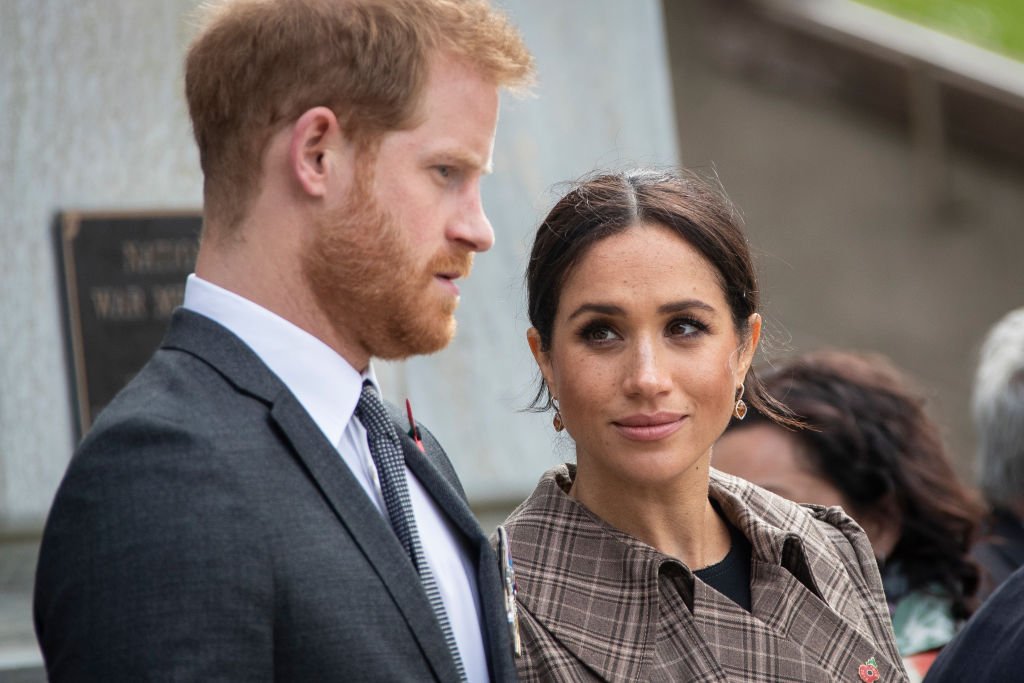 : Le prince Harry, duc de Sussex et Meghan, duchesse de Sussex déposent des fougères et une couronne sur la tombe du guerrier inconnu au nouveau monument commémoratif de guerre britannique et Pukeahu National War Memorial Park, le 28 octobre 2018. | Photo : Getty Images