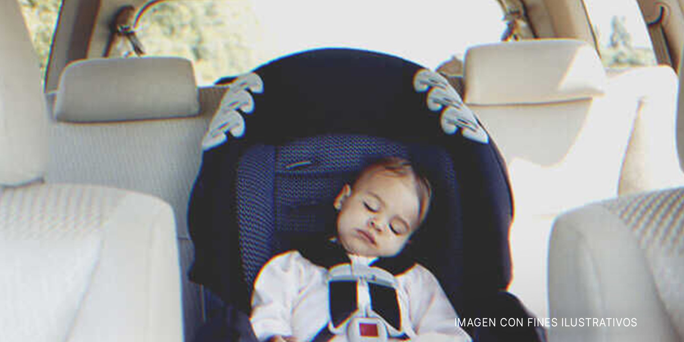 Bebé profundamente dormido en el asiento trasero de un coche | Foto: Getty Images