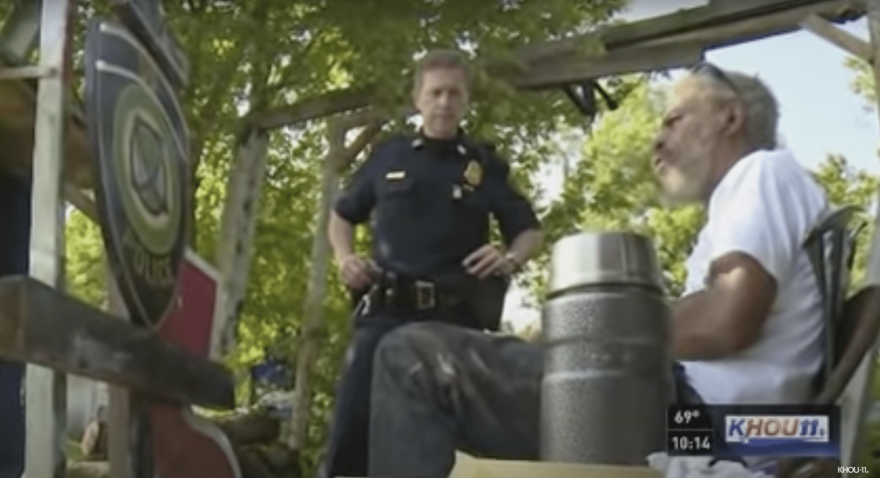 HPD officer Larry Baimbridge and Rudolph Taylor. | Source: youtube.com/KHOU 11