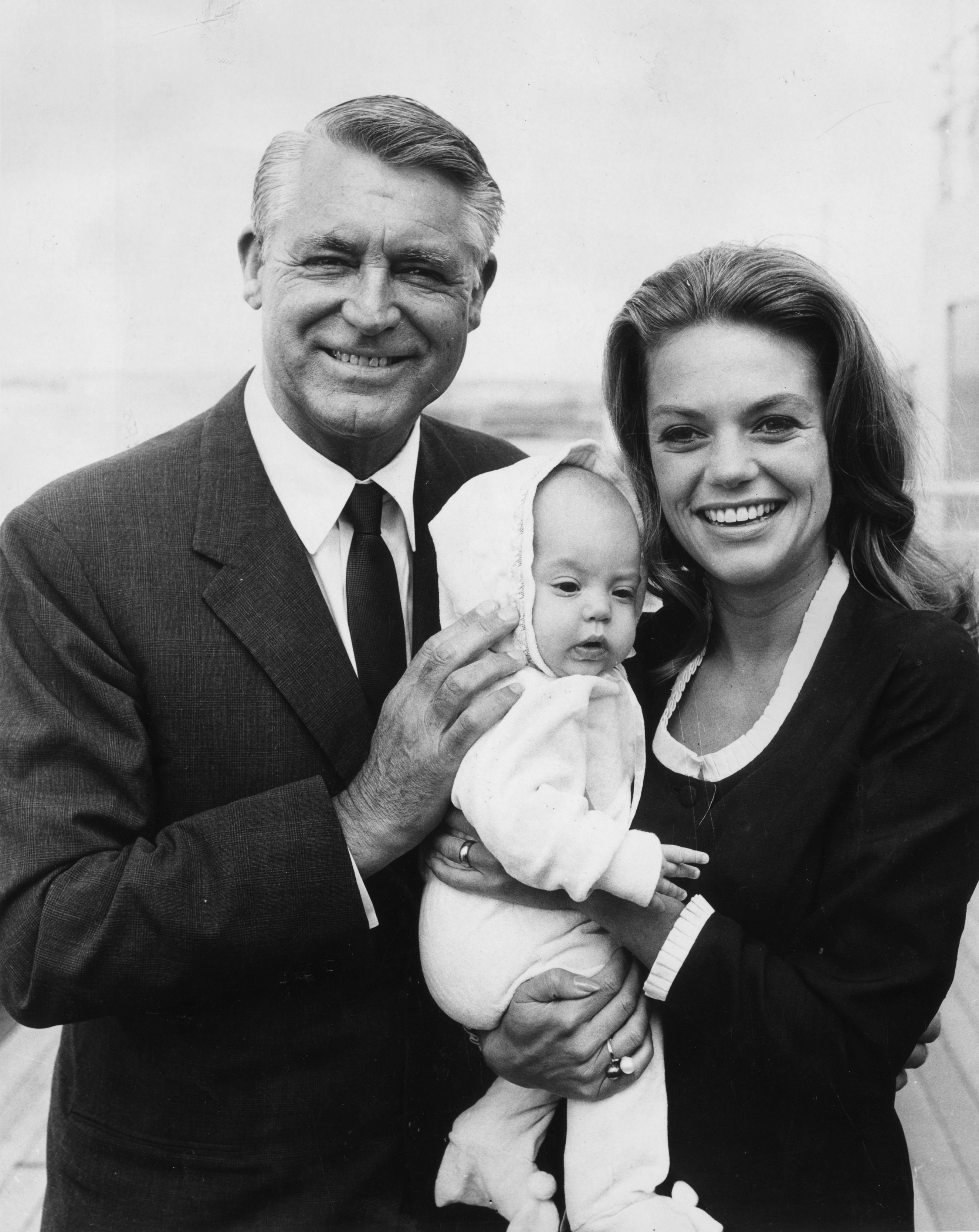 Film star Cary Grant with his fourth wife Dyan Cannon and their baby daughter Jennifer on July 15, 1966 on a visit to England | Photo: Getty Images