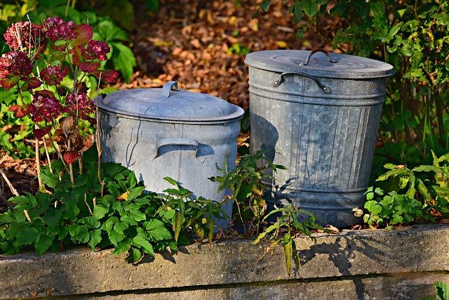 A pair of vintage garbage cans in a suburban's home backyard. I Image: Pexels.