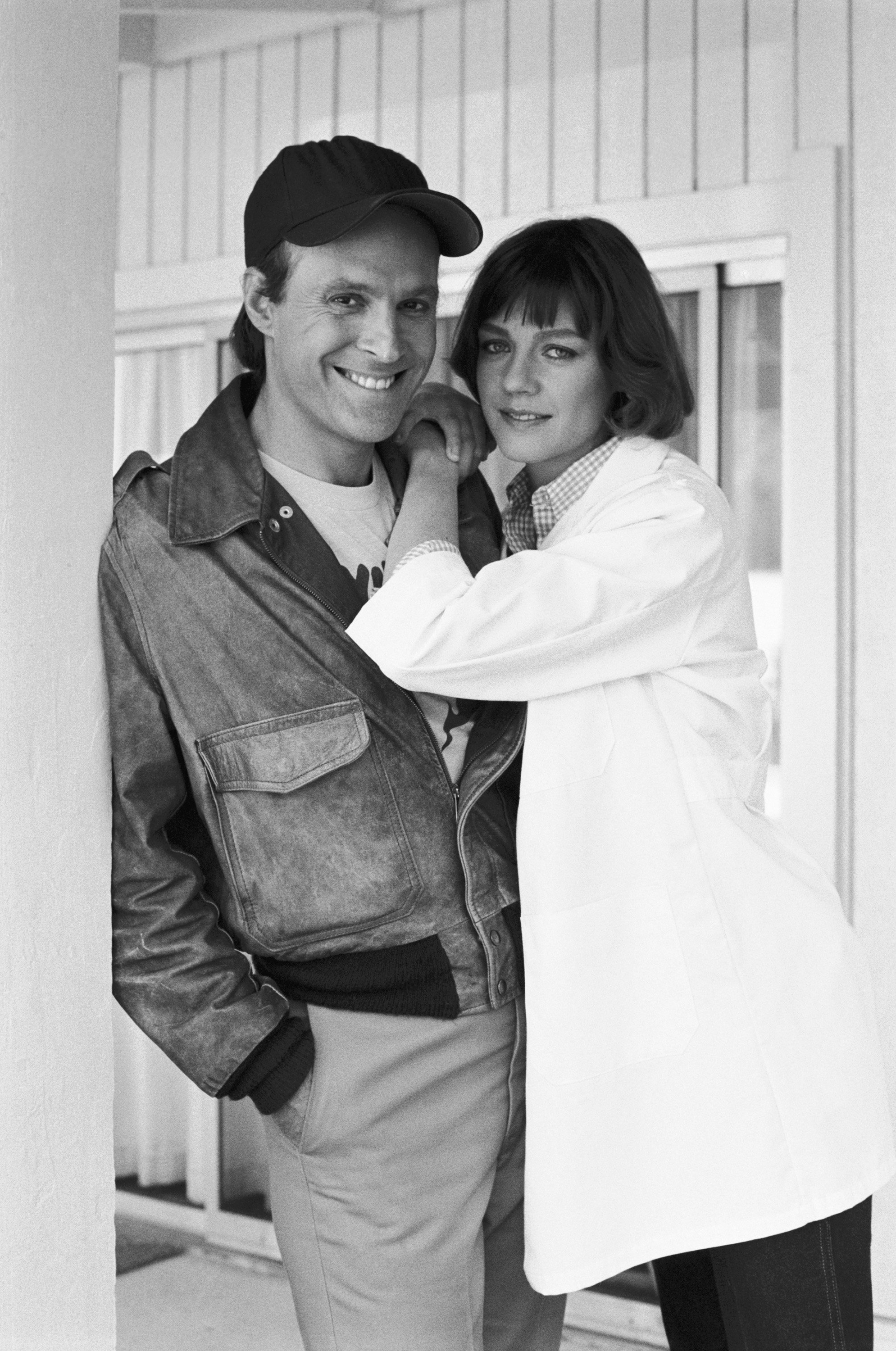 Dwight Schultz as Captain H.M. "Howling Mad" Murdock and Wendy Fulton as Dr. Kelly Stevens share an episode of "The A-Team" that aired on April 2, 1985. | Photo: Getty Images