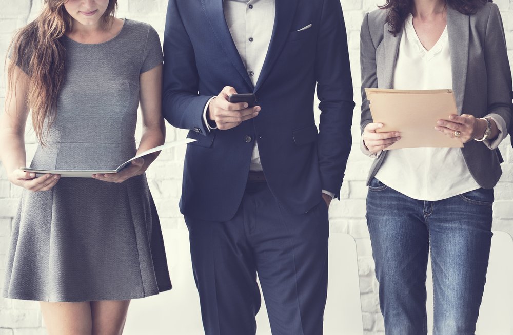 Trabajadores de oficina luciendo diferentes tipos de atuendos. | Foto: Shutterstock Trabajadores de oficina luciendo diferentes tipos de atuendos. | Foto: Shutterstock