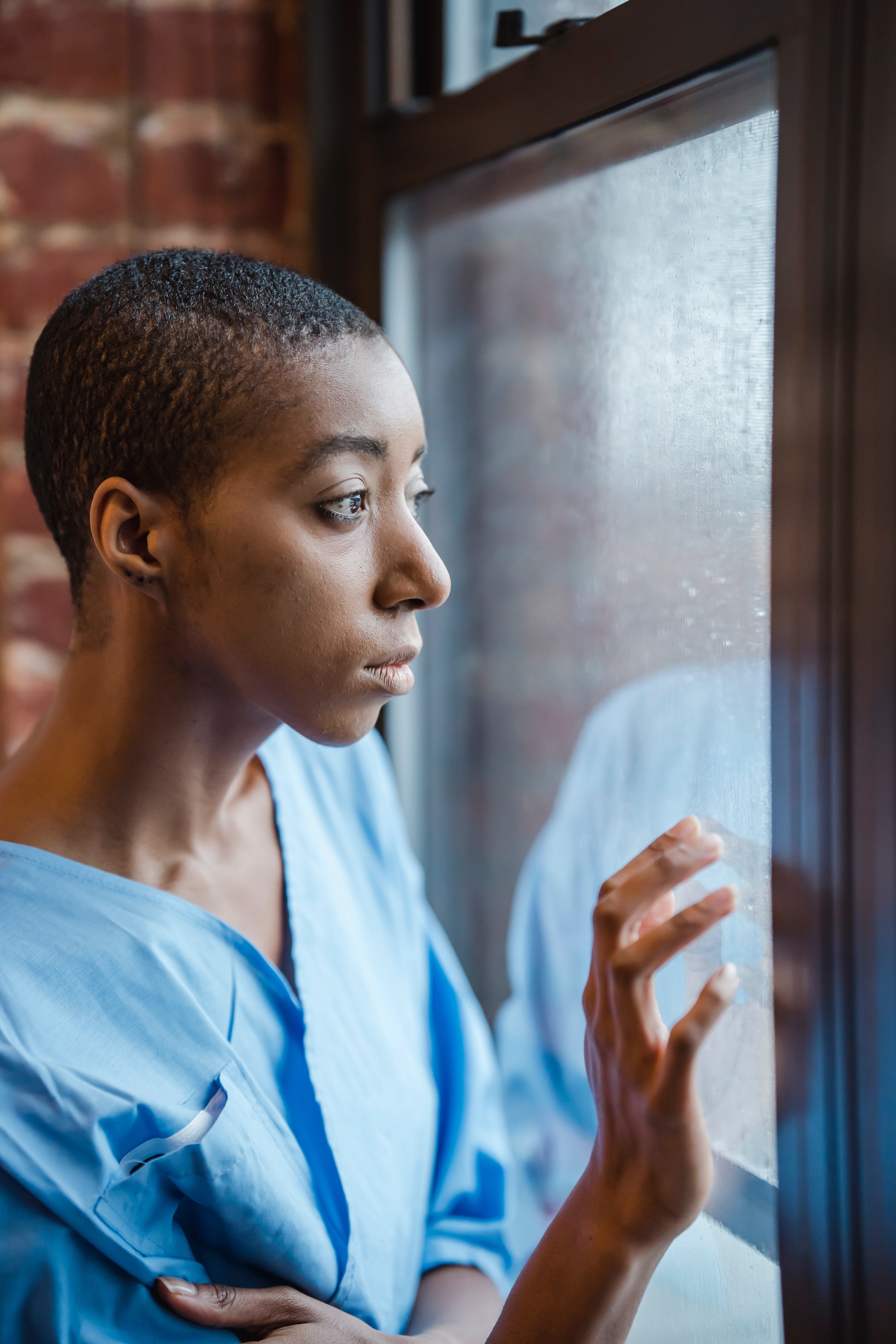 Mary saw Lola crying and decided to talk to her. | Source: Pexels