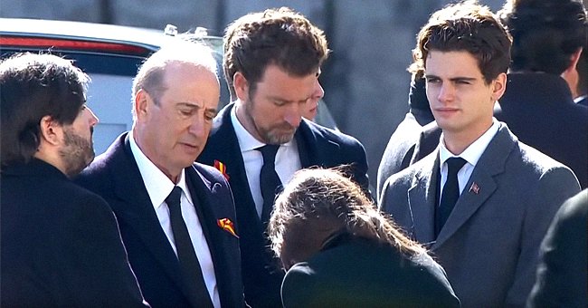 Álvaro Franco Guisasola (primero de izquierda a derecha), asiste con sus familiares a la exhumación de los restos de su bisabuelo Francisco Franco. | Foto: YouTube/El Mundo Álvaro Franco Guisasola (primero de izquierda a derecha), asiste con sus familiares a la exhumación de los restos de su bisabuelo Francisco Franco. | Foto: YouTube/El Mundo