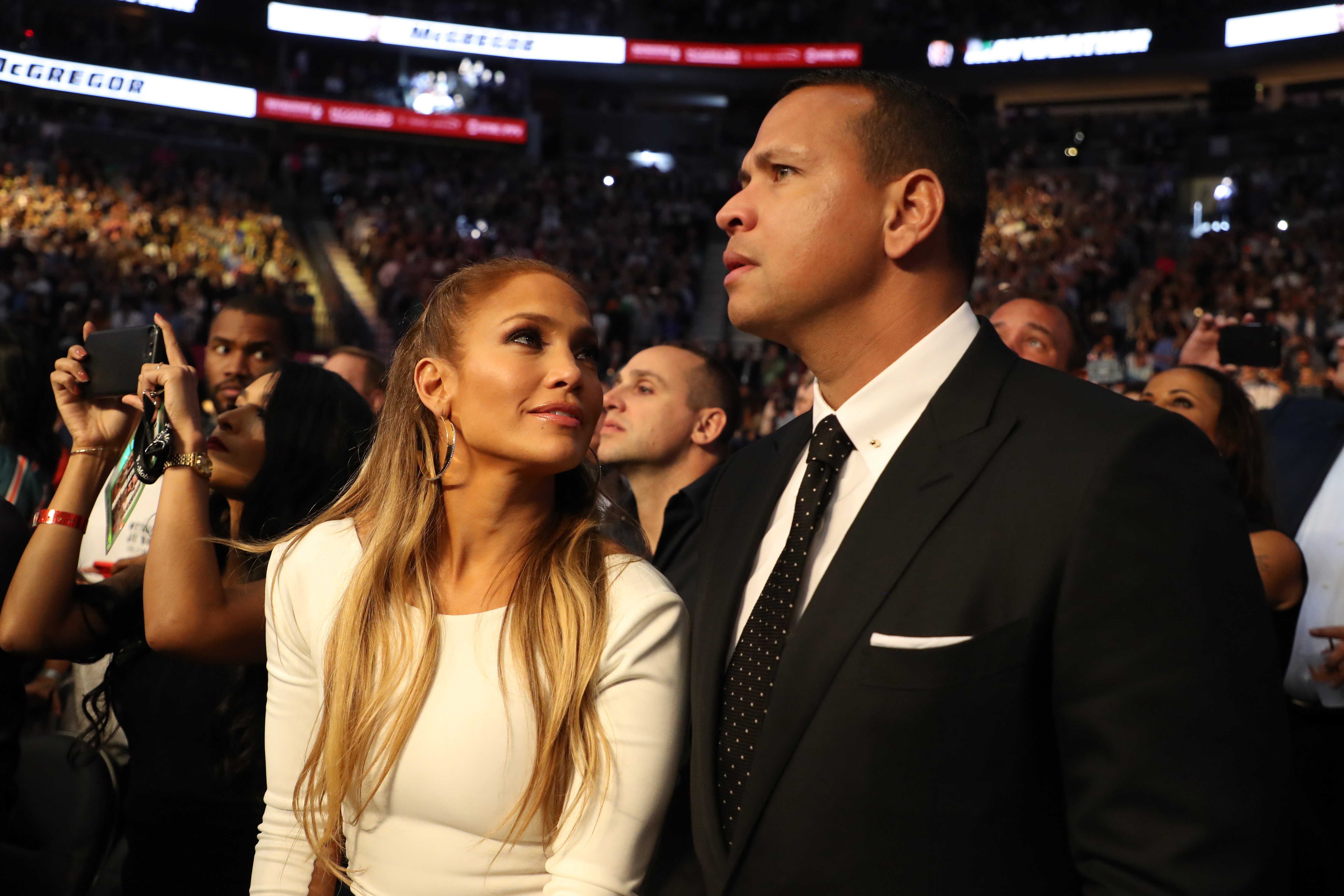 Jennifer Lopez and Alex Rodriguez attend the super welterweight boxing match between Floyd Mayweather Jr. and Conor McGregor | Source: Getty Images