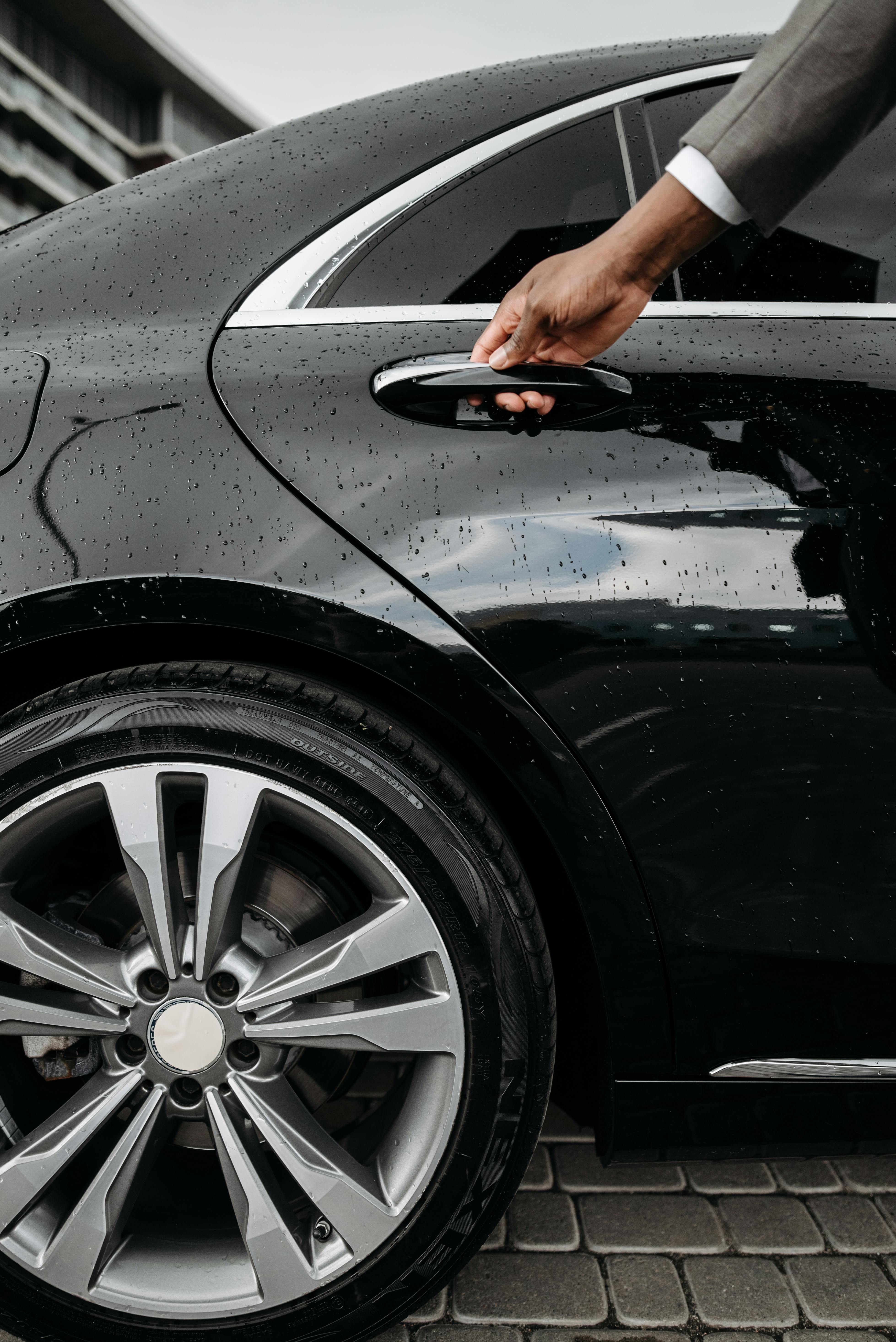 A man about to open a car's door | Source: Pexels