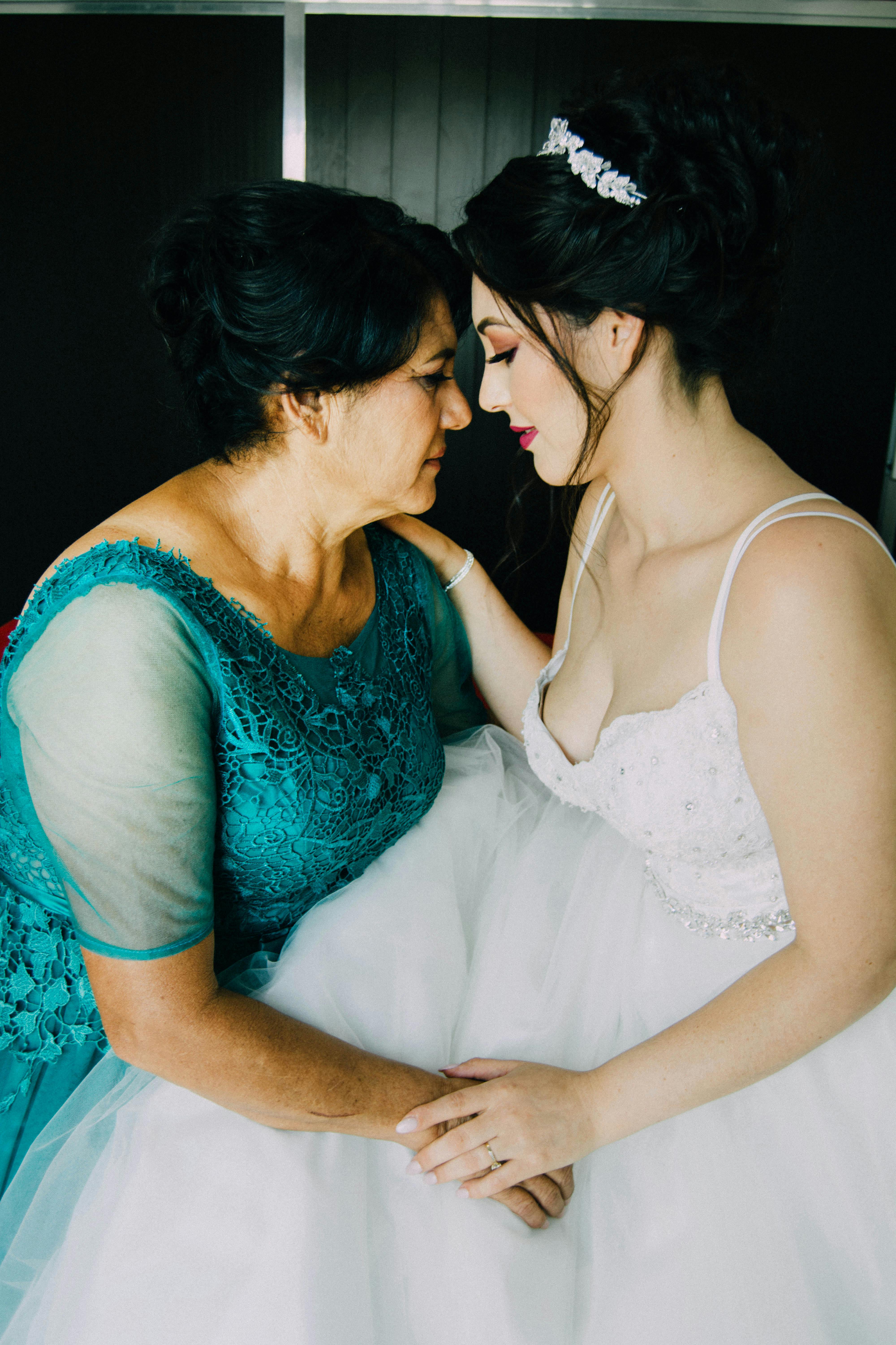 A bride embracing an older woman | Source: Pexels