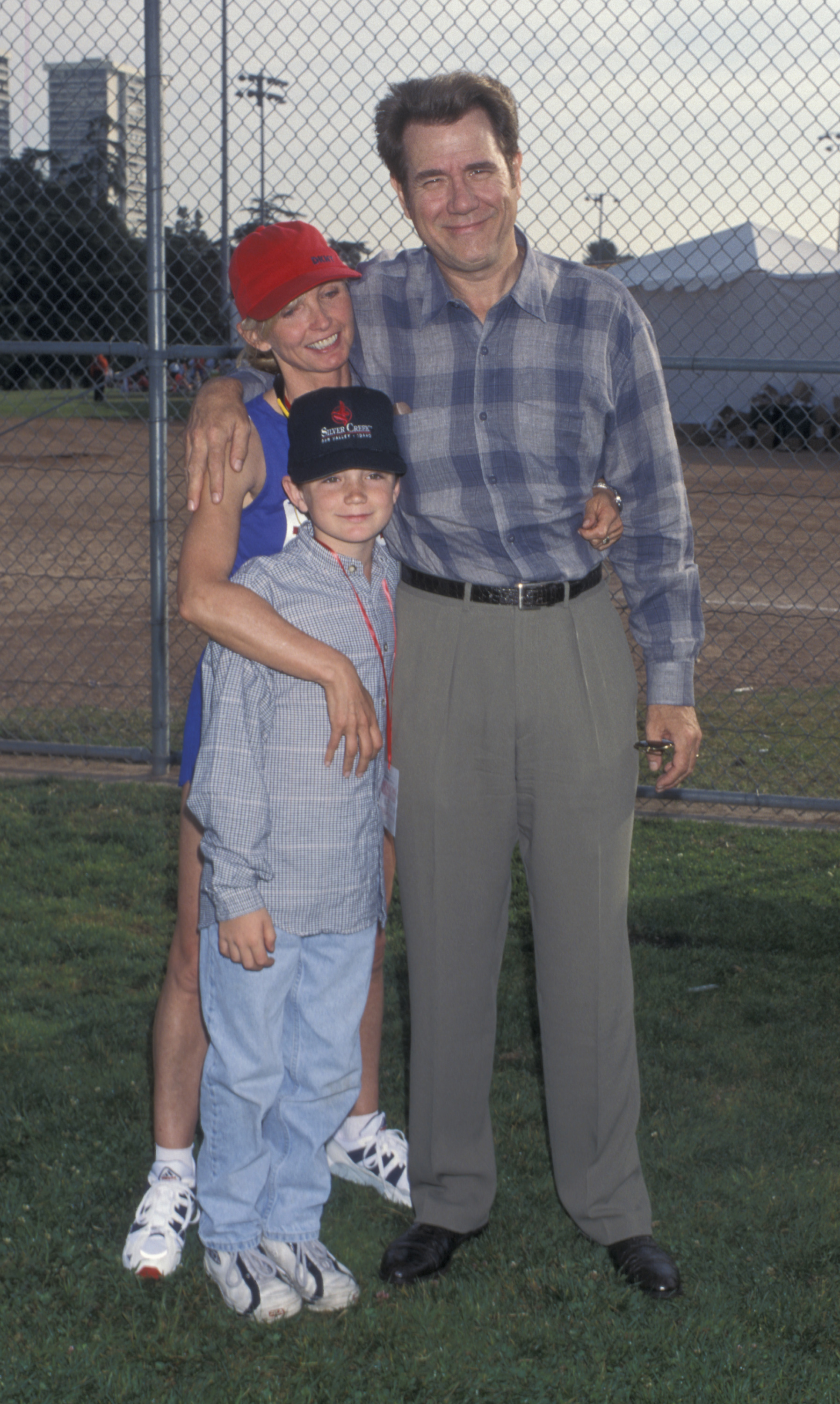 Elizabeth Cookson, John Larroquette, and their son, Benjamin, at the Revlon Run-Walk for Women Beneifting Los Angeles Permanent Charities in 1996. | Source: Getty Images