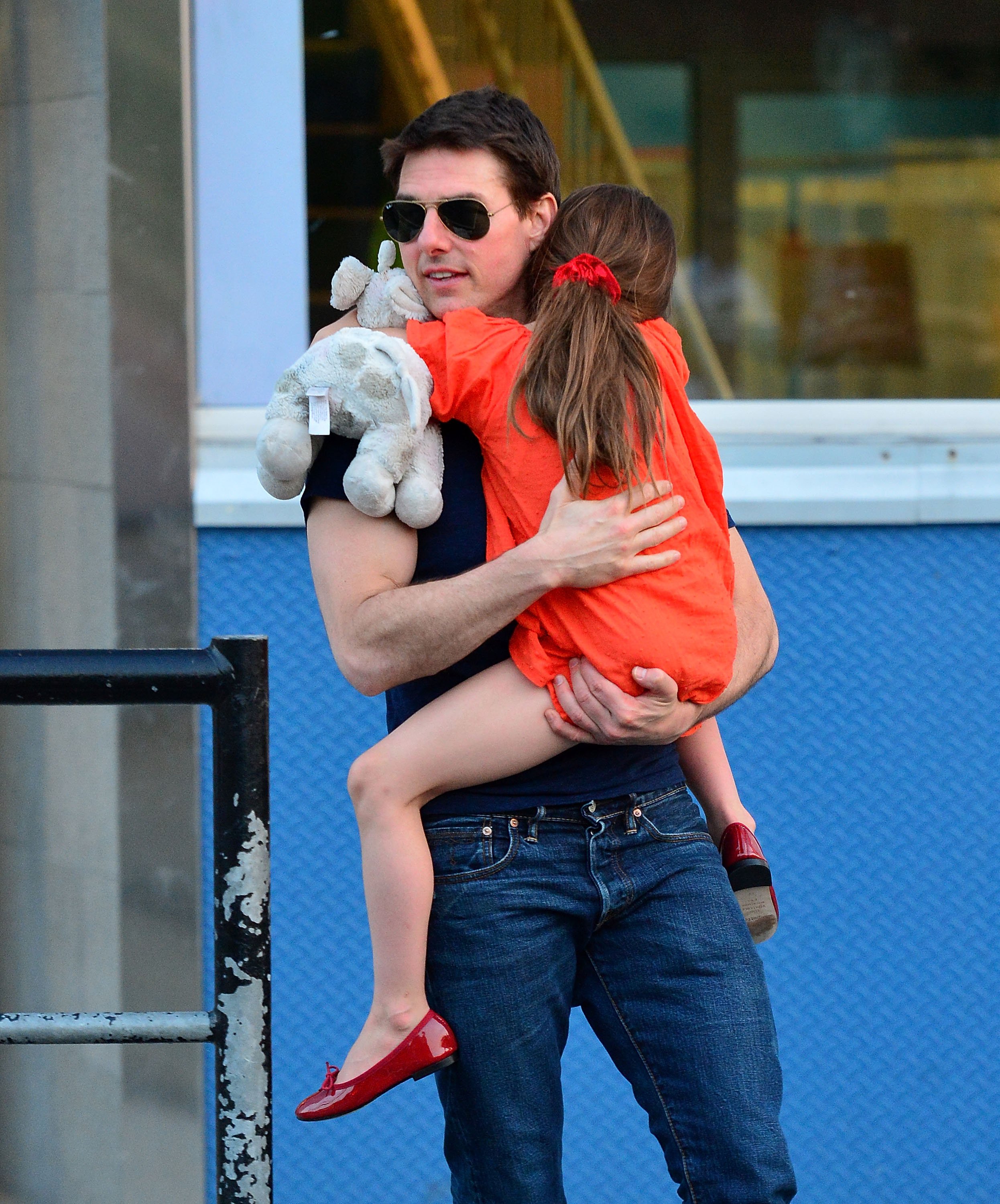 Tom Cruise und Suri Cruise verlassen Chelsea Piers am 17. Juli 2012 in New York City | Quelle: Getty Images