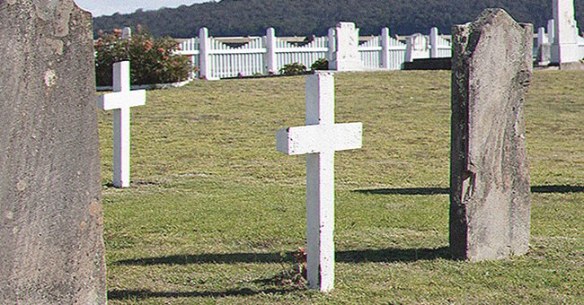 Lápidas y cruces en un cementerio | Getty Images