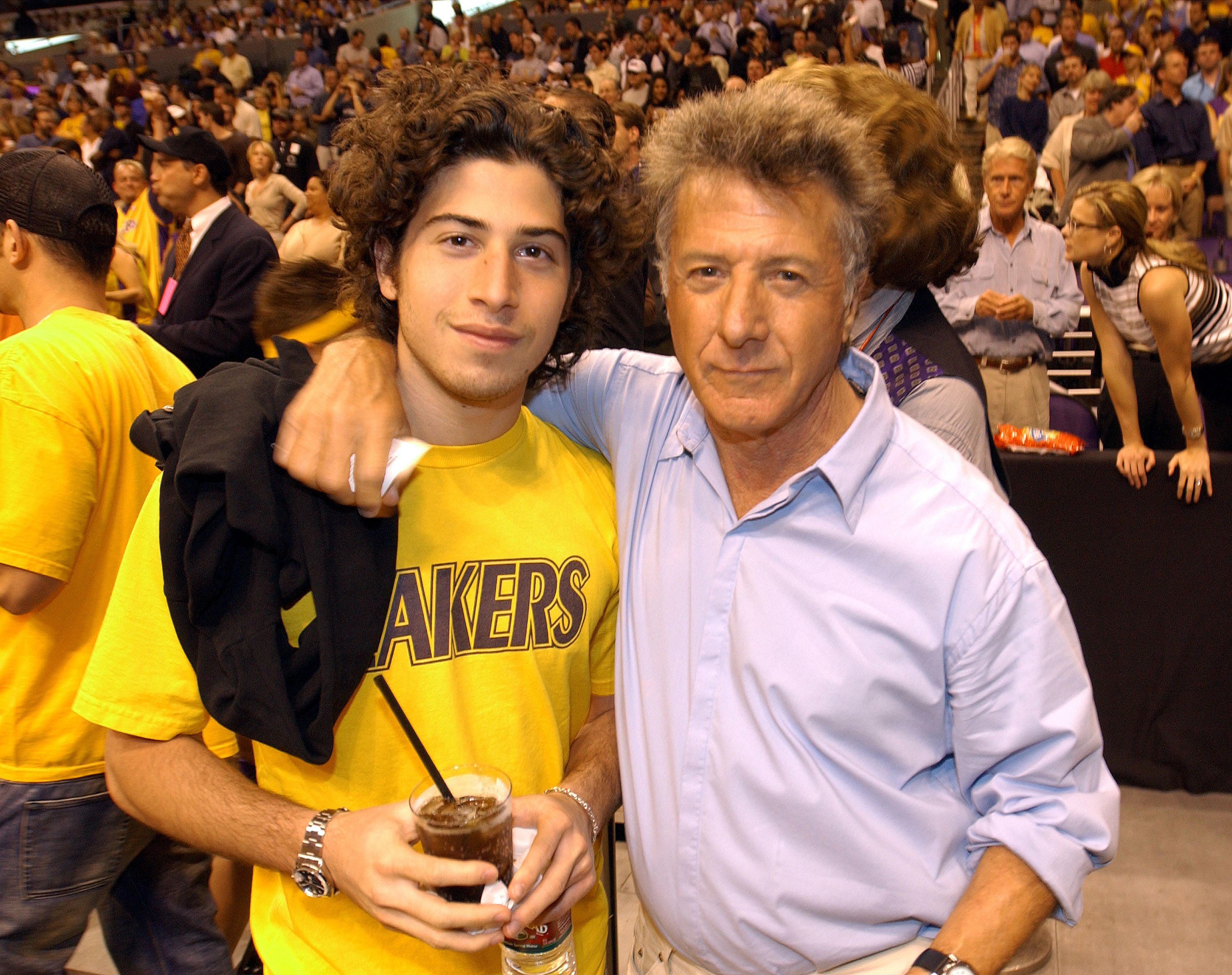 Dustin Hoffman y su hijo Max en el Juego #1 de las Finales de la NBA entre Los Angeles Lakers y New Jersey Nets, el 5 de junio de 2002 en el Staples Center de Los Ángeles, California. | Foto: Getty Images