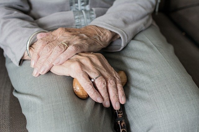 Manos de una mujer anciana con su bastón. | Foto: Pixabay