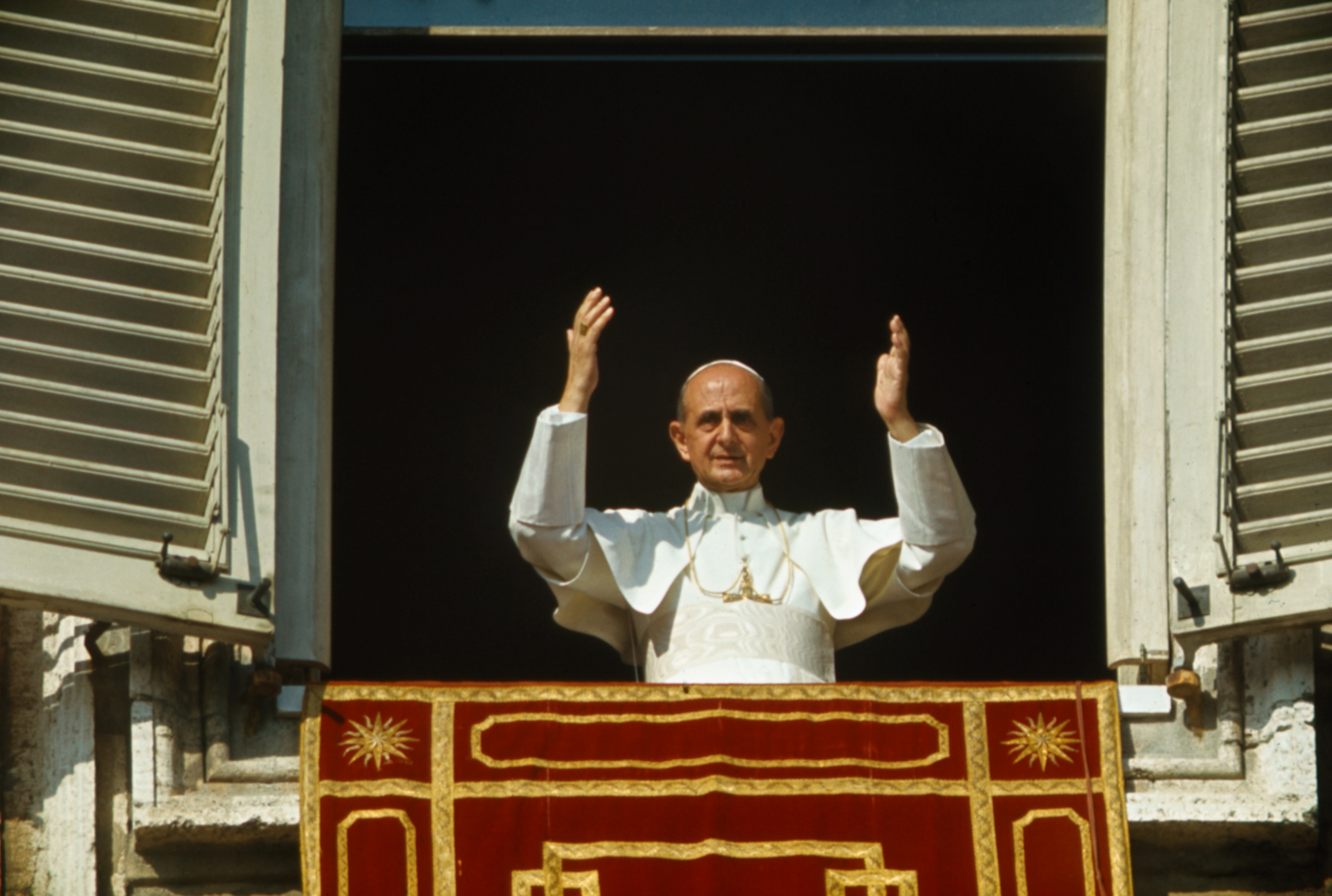 Pope Paul VI at his study window bestowing his blessing on a crowd gathered below in St. Peter's Square on November 19, 1966. | Source: Getty Images