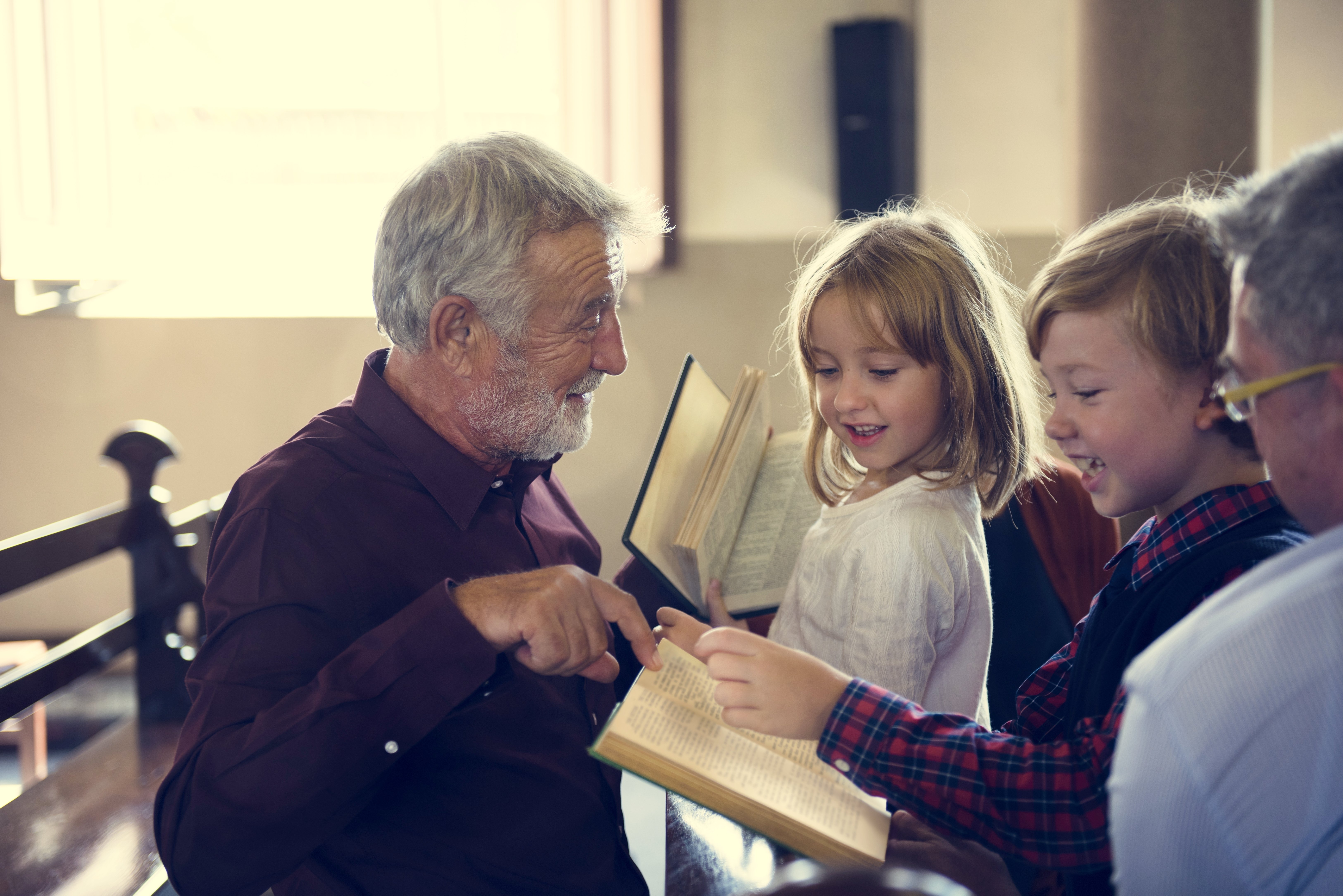 Sacerdote hablando con familia. | Foto: Shutterstock