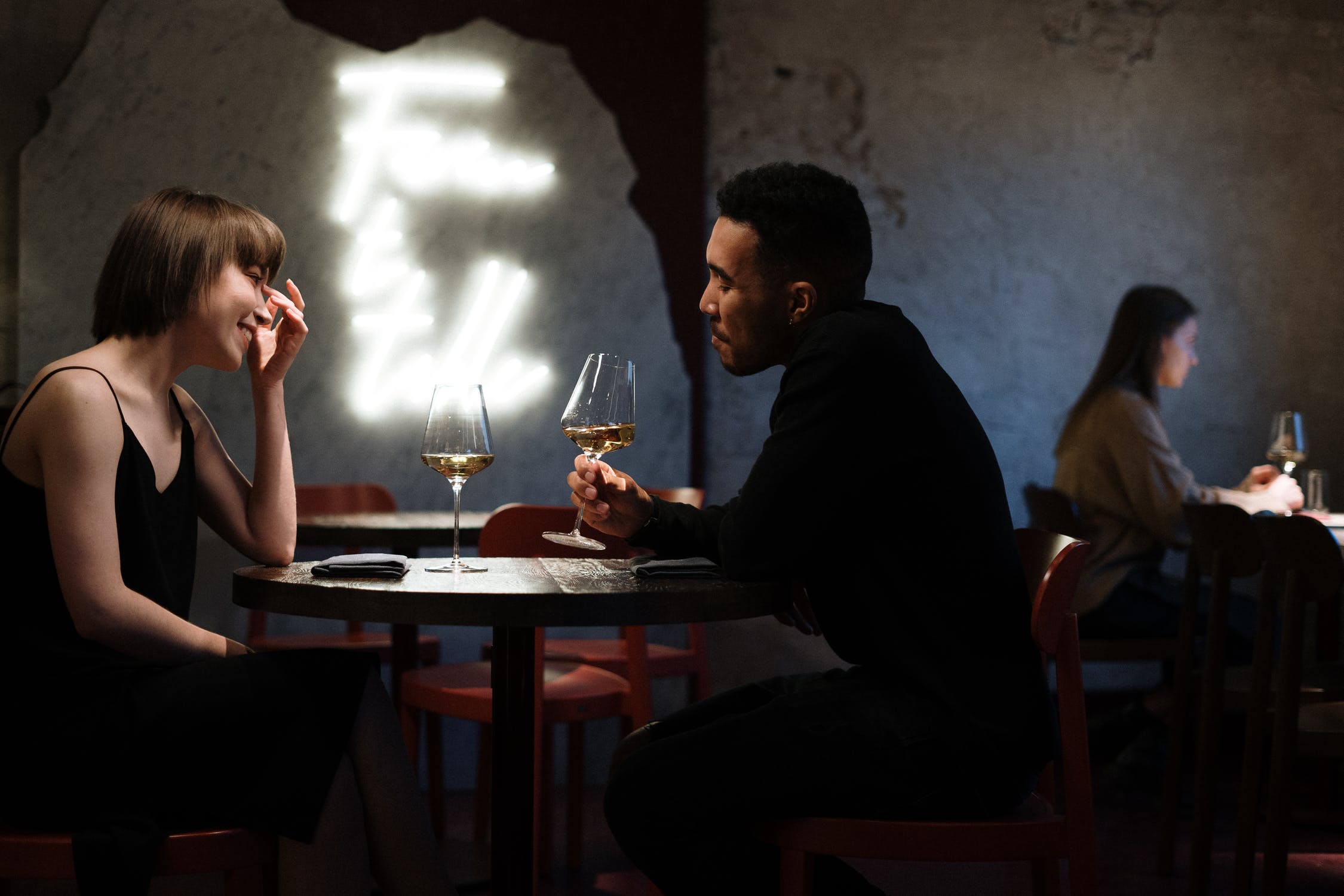Couple in a bar | Source: Pexels