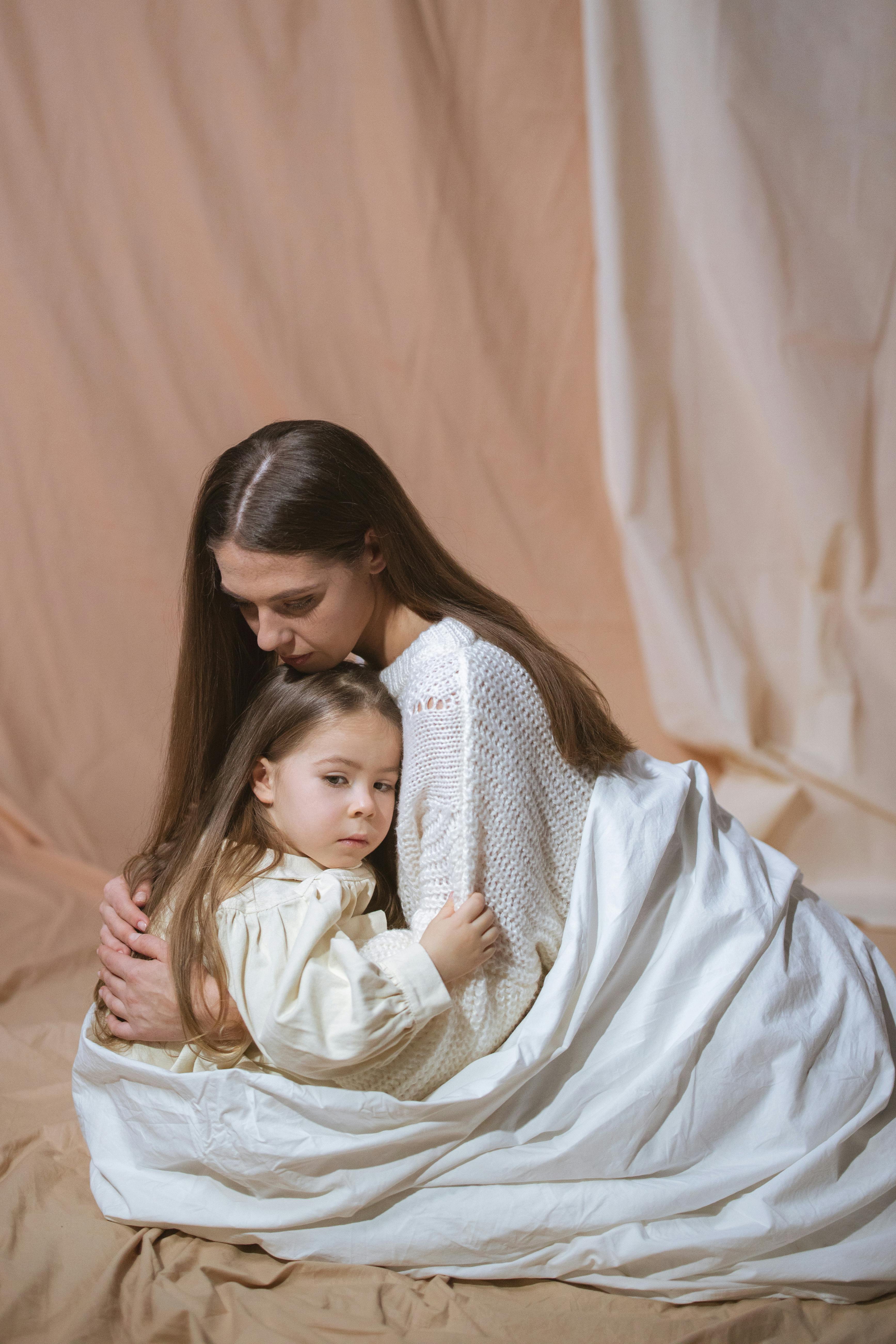 Mother and daughter hugging | Source: Pexels