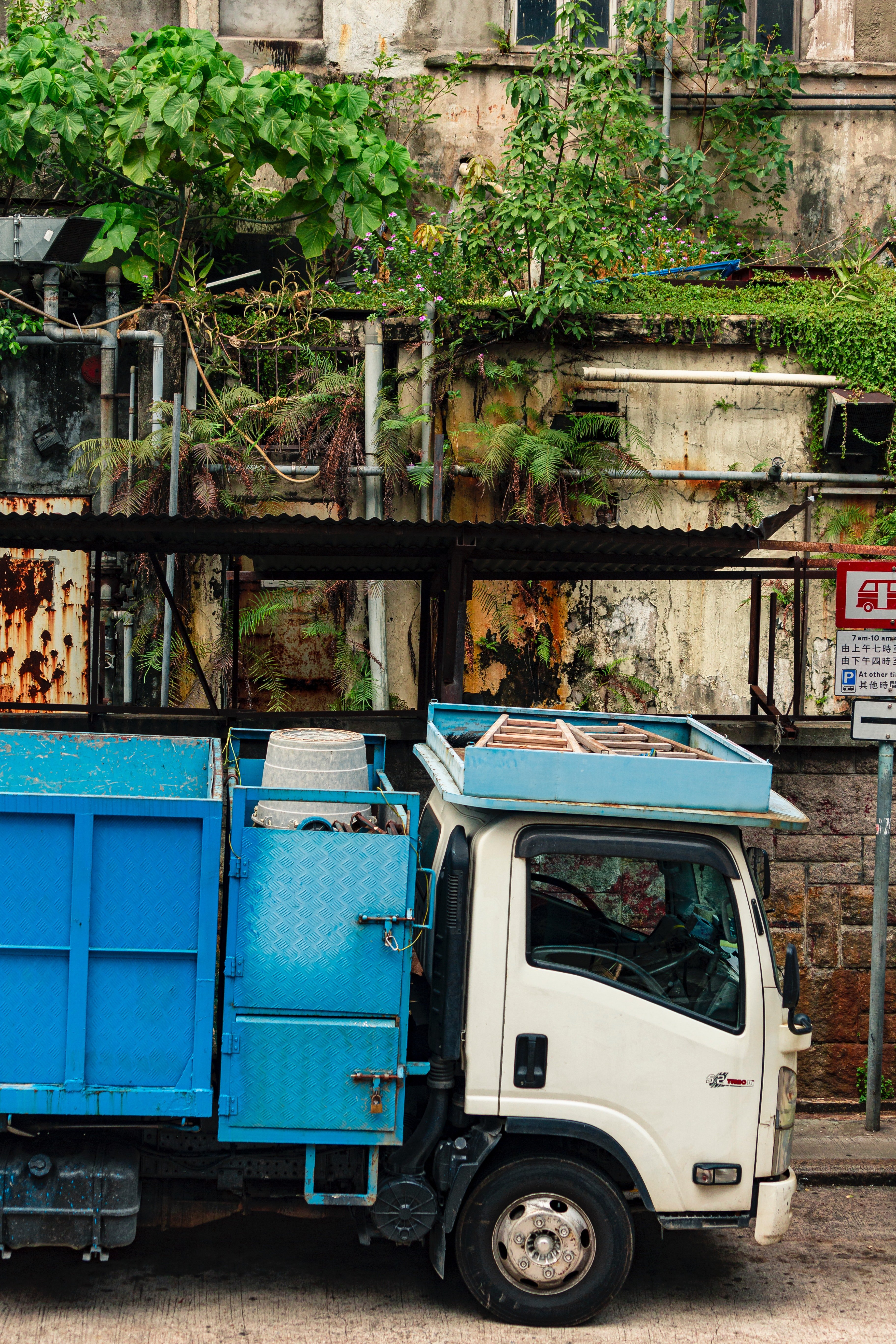 A giant blue truck parked on the street. | Photo: Pexel. 