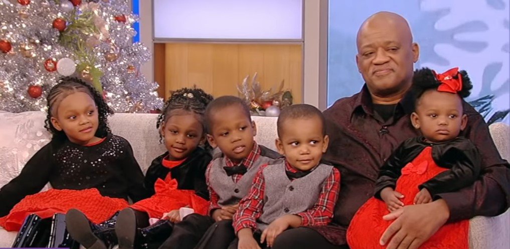 Lamont Thomas and his five foster kids | Source: Youtube/ Tamron Hall Show 