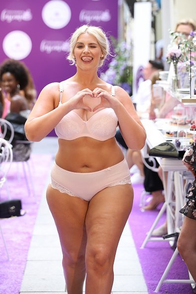 Angelina Kirsch, Lascana Fashion Show In Berlin | Quelle: Getty Images Angelina Kirsch, Lascana Fashion Show In Berlin | Quelle: Getty Images