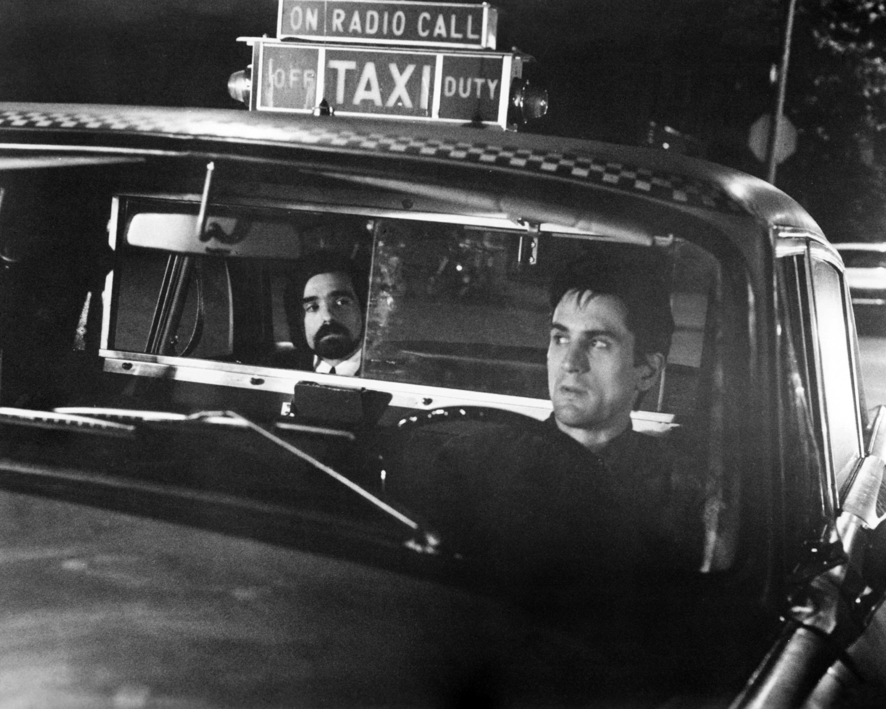 Martin Scorsese y Robert De Niro como Travis Bickle en 'Taxi Driver', dirigida por Scorsese, 1976. | Foto: Getty Images