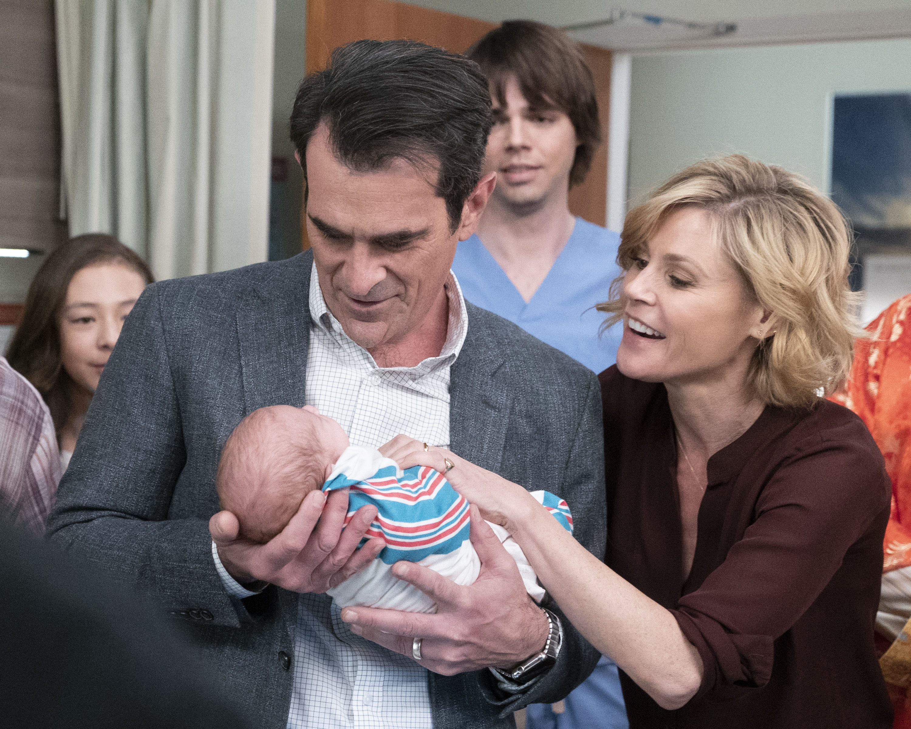 Ty Burrell and Julie Bowen as Phil and Claire Dunphy on "Modern Family" season 10 | Source: Getty Images