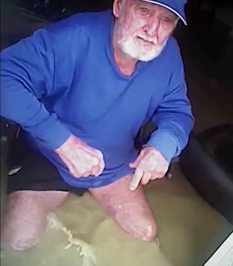 La policía de Queensland encuentra a un hombre que en silla de ruedas atrapado en medio de una inundación en el norte del estado. Fuente: Facebook / Queensland Police Service La policía de Queensland encuentra a un hombre que en silla de ruedas atrapado en medio de una inundación en el norte del estado. Fuente: Facebook / Queensland Police Service