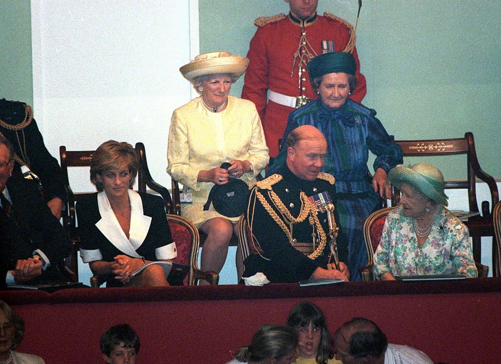 La princesa Diana, la reina madre, la sobrina de la reina madre y la dama de honor Margaret Rhodes en el torneo real en Earl's Court, Londres en 1996. | Foto: Getty Images.