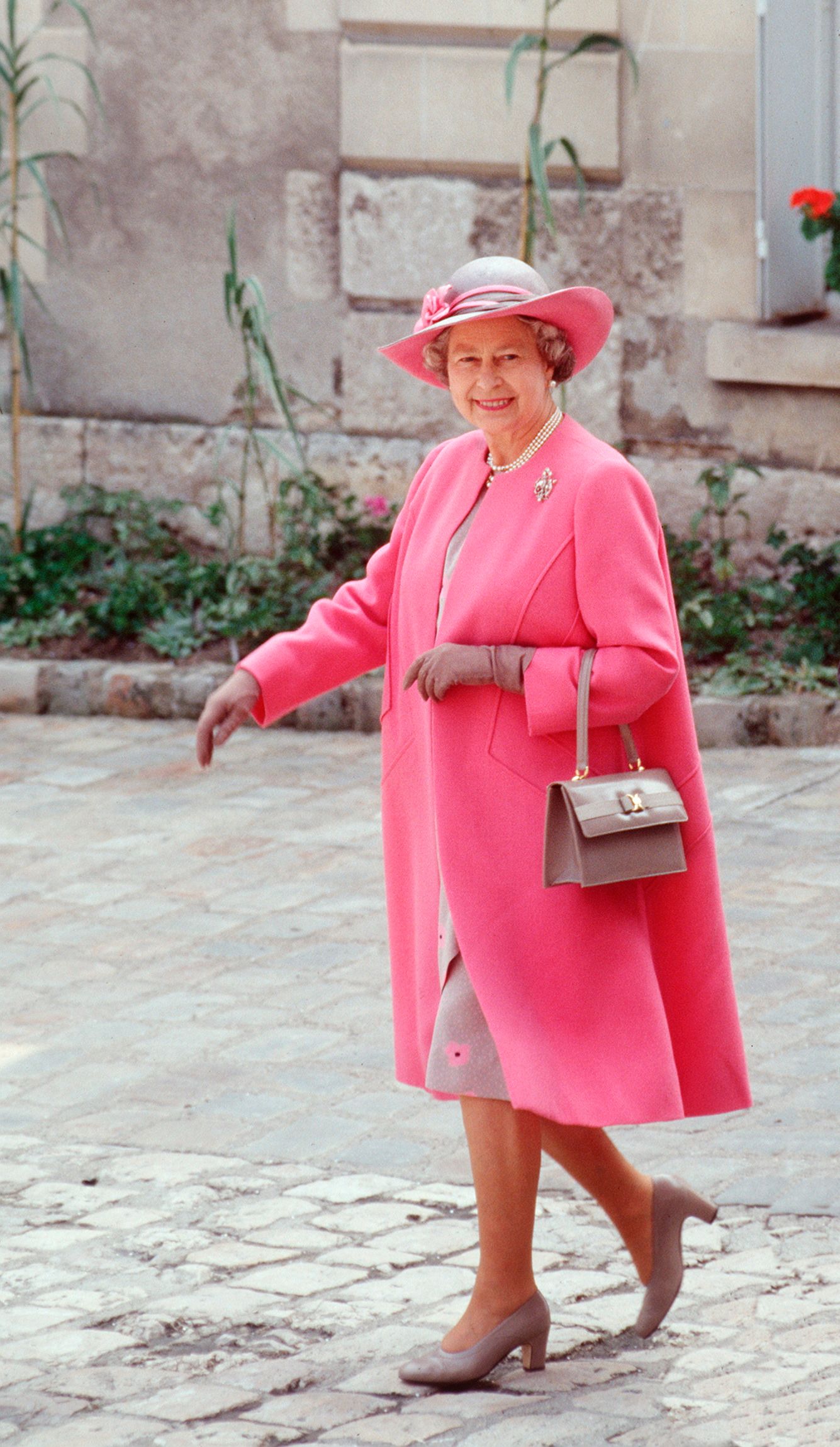 Reina Elizabeth en Blois, Francia en junio de 1992. | Foto: Getty Images
