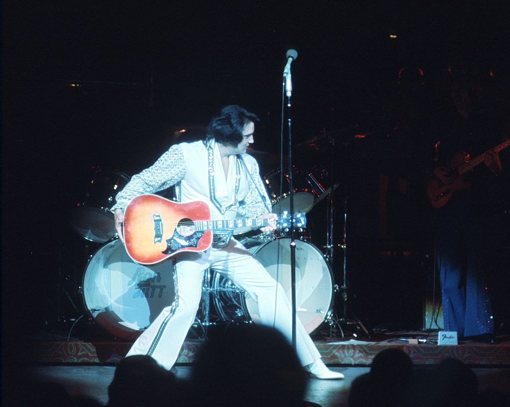 Elvis Presley in Las Vegas during a concert in December of 1975 | Photo: Getty Images