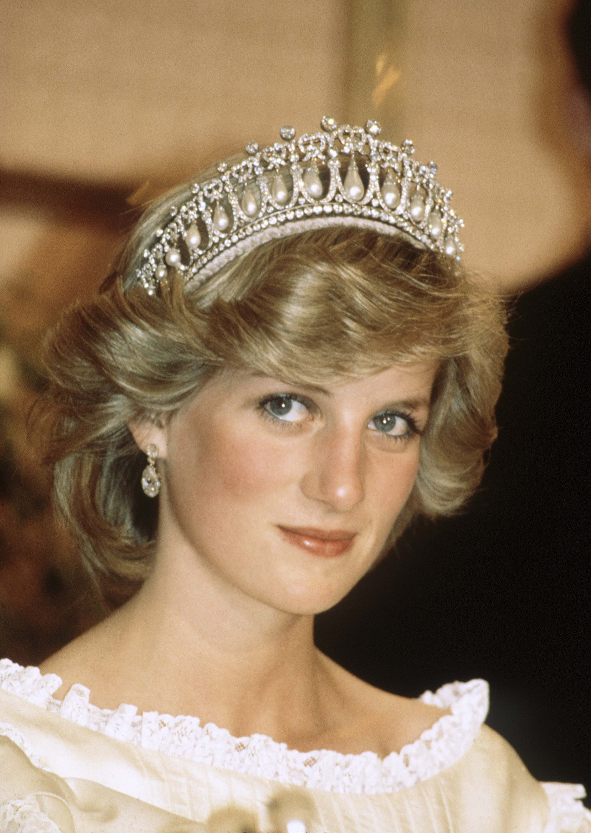 Princess Diana wears the Cambridge Lover's Knot tiara at a banquet in Auckland on April 29, 1983 | Source: Getty Images