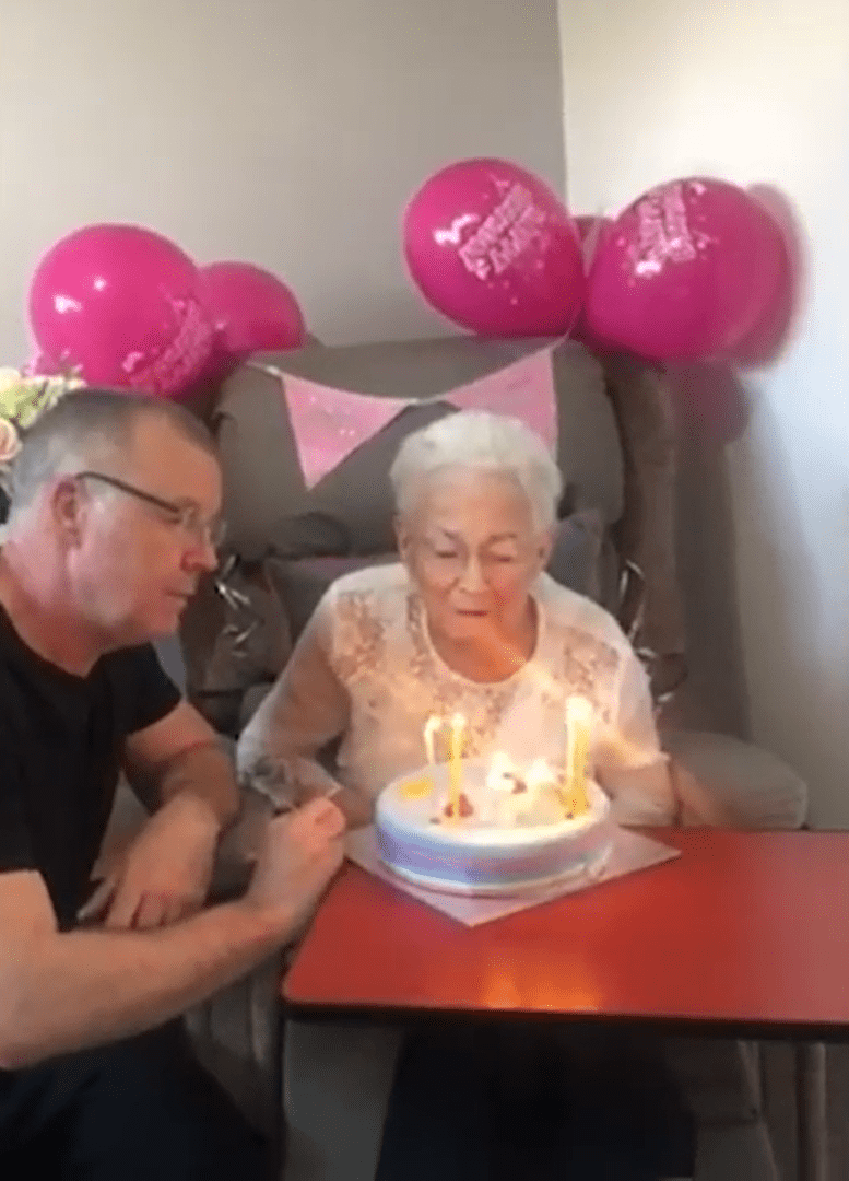 Mavis Torrance con el pastel de su festejo de cumpleaños. | Foto: Youtube/STV News