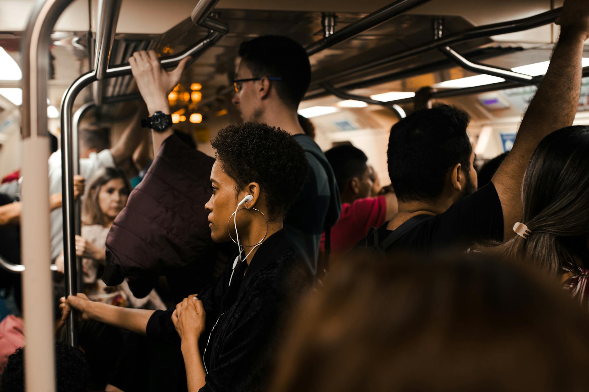 A crowded subway train | Source: Pexels