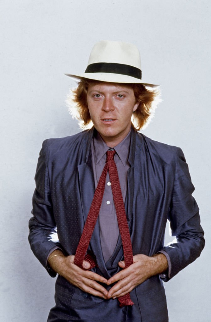 L'auteur-compositeur-interprète italien Umberto Tozzi déchire sa cravate. 1979. | Photo : Getty Images