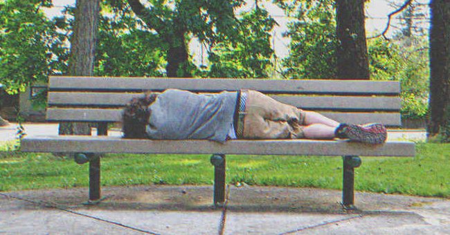 Indigente durmiendo en un banco en una plaza. | Foto: Shutterstock