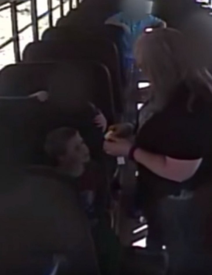 https://www.sharetap.it/7922/bus-driver-quits-driving-mid-route-to-save-child/