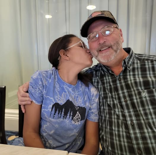 Gordon Melton and his granddaughter Brynnlee Hampton, from a post dated January 2, 2026 | Source: Facebook/Gordon Melton