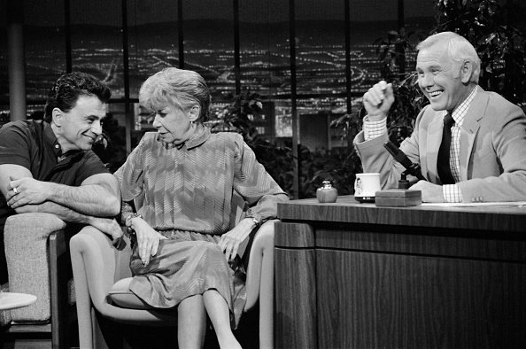Robert Blake and Selma Diamond during an interview with host Johnny Carson on November 20, 1984. | Photo: Getty Images