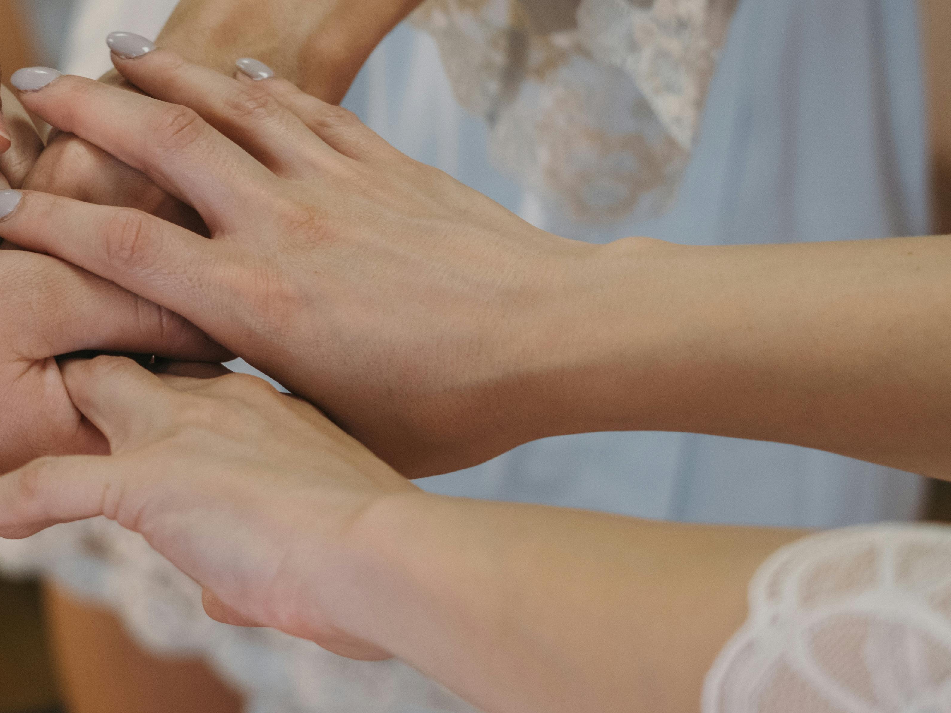 A bridesmaid steps in to calm Emily during the chaotic moment | Source: Pexels