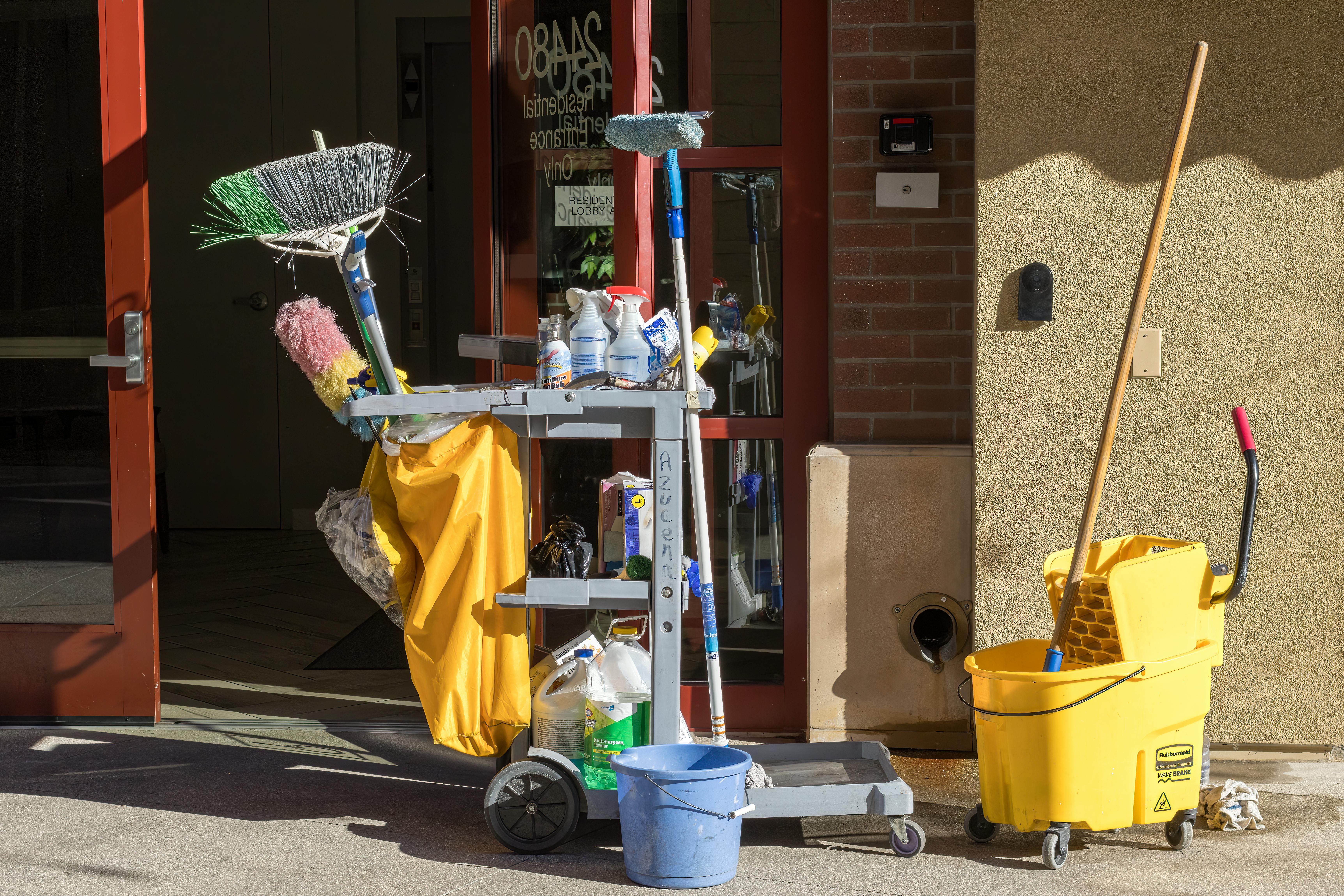 A janitor's cleaning cart and equipment | Source: Pexels