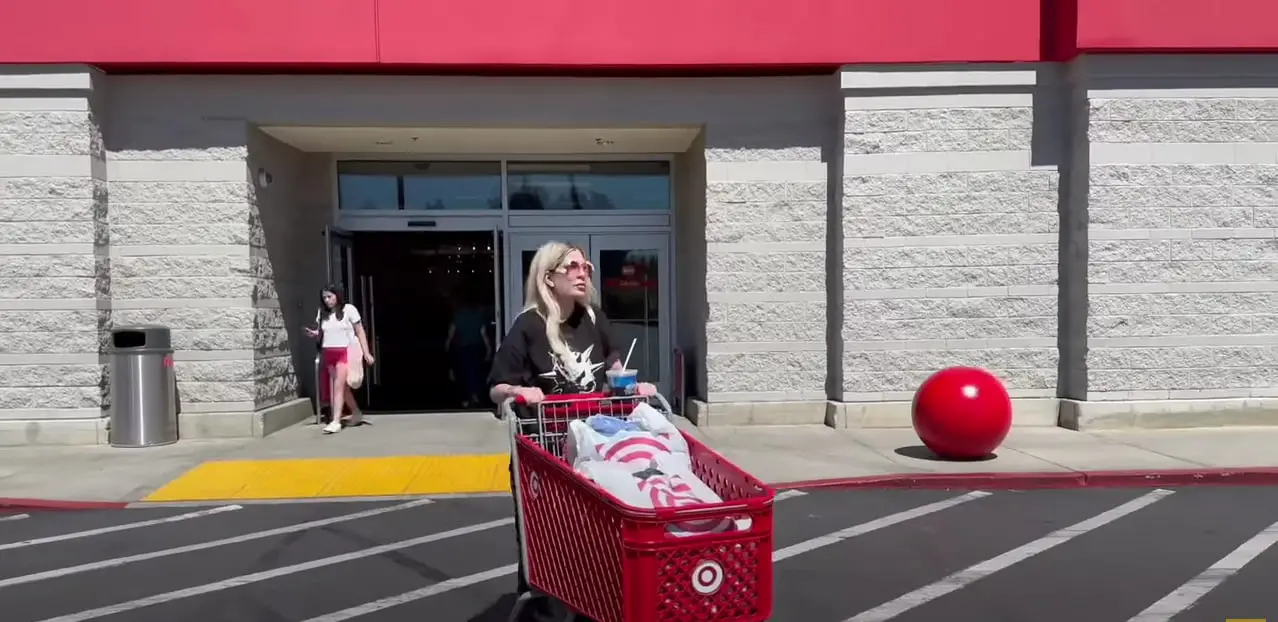 Tori Spelling cornered by a reporter and asked about living in a motel while doing shopping at a Target store in California on July 18, 2023 | Source: YouTube/Page Six