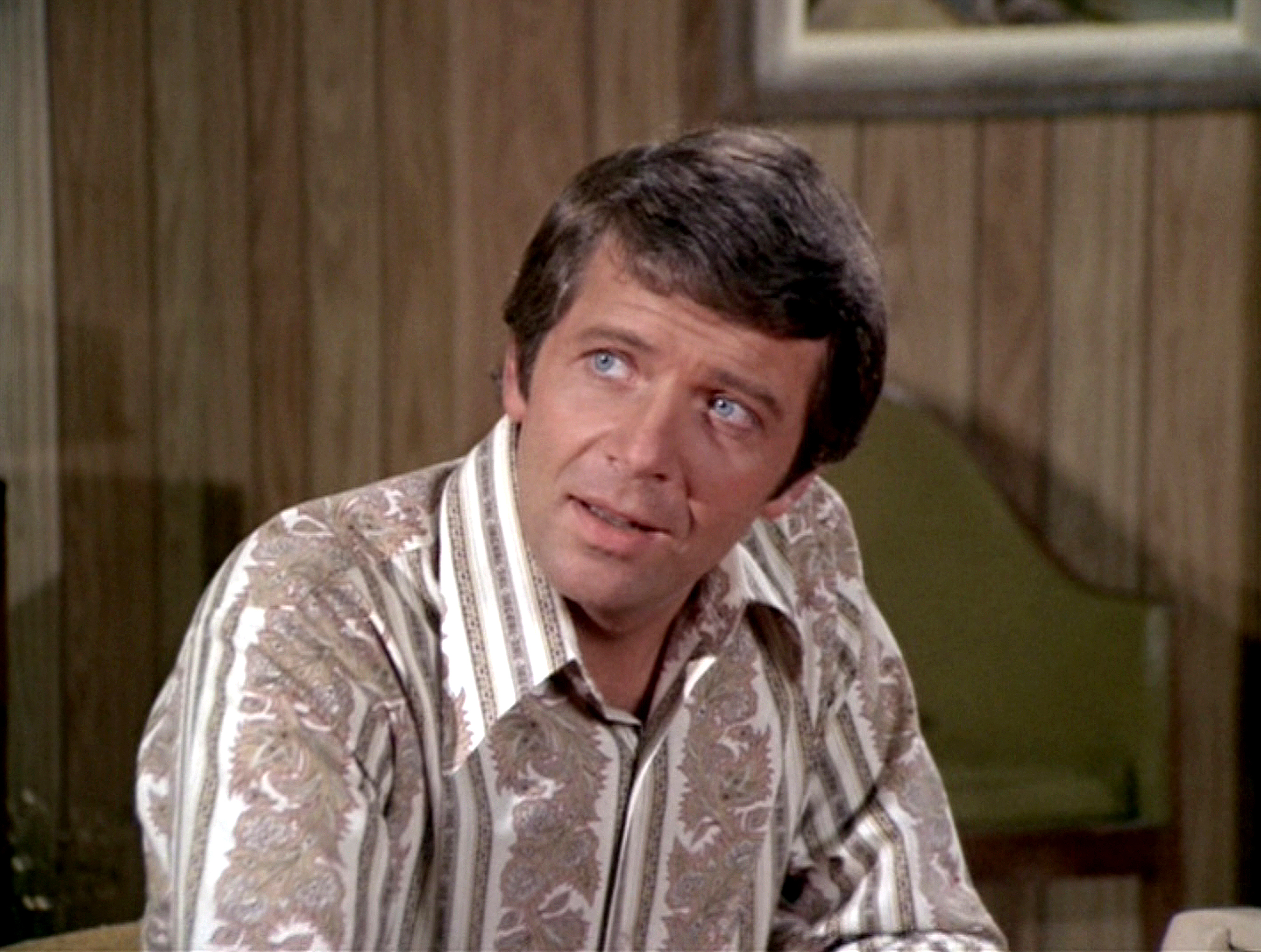 Robert Reed as Mike Brady in the "Getting Davy Jones" episode of "The Brady Bunch" in 1971 | Source: Getty Images