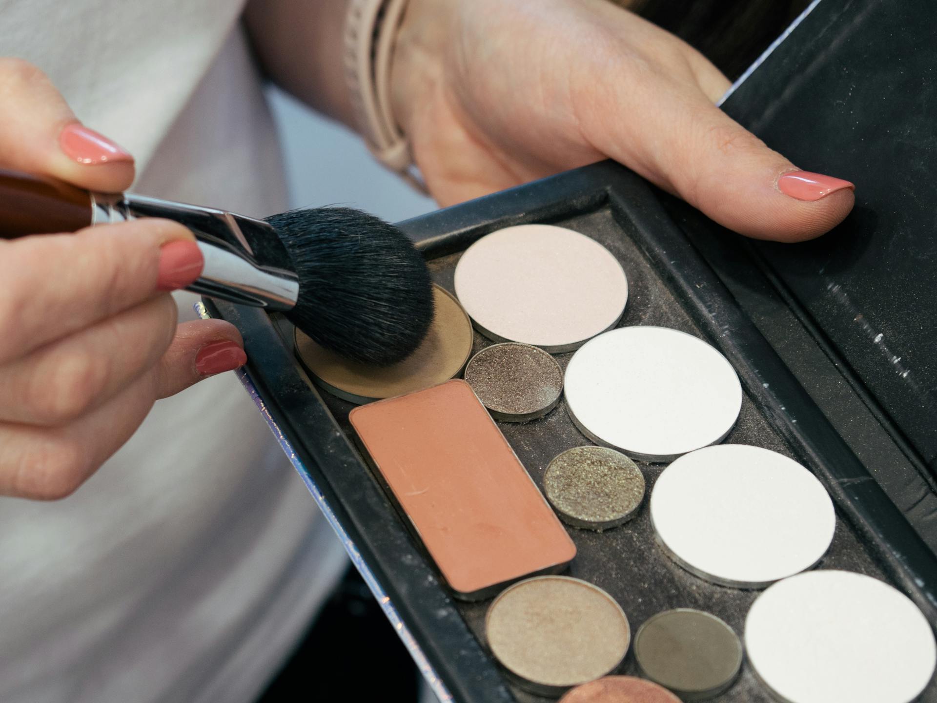 A woman holding a makeup palette | Source: Pexels