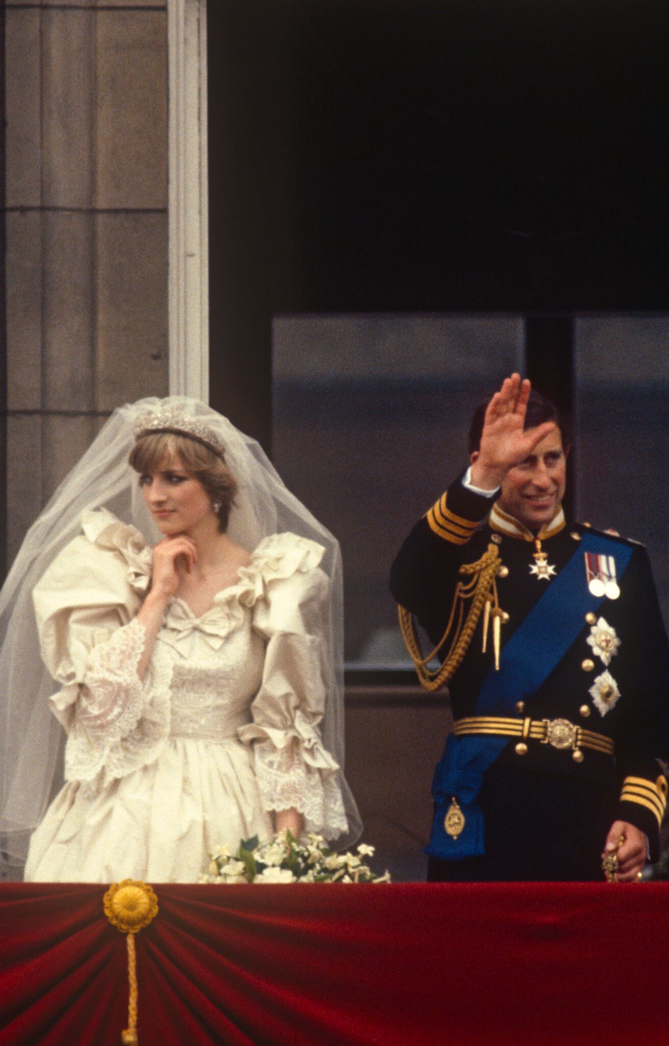 La princesse Diana et le prince Charles sur le balcon du palais le jour de leur mariage | Photo : Getty Images